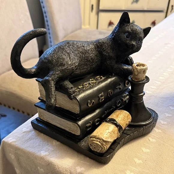 Ashland Black Cat Figurine on Books with Candle - Picture 3 of 3